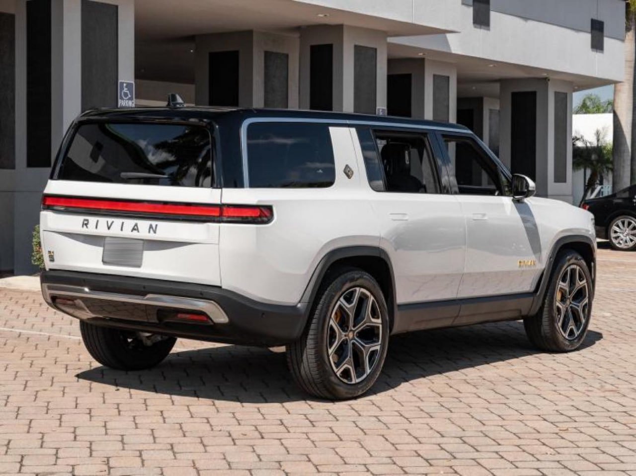 Rivian R1S